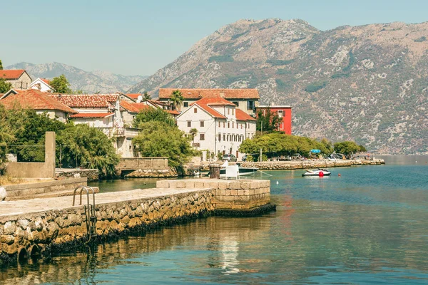Vista del terraplén en Prcanj en Kotor Bay, Montenegro. — Foto de Stock