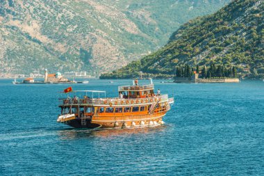 Kotor, Karadağ - 24 Ağustos 2017: Turist tekne denize. Kotor Körfezi. Karadağ.