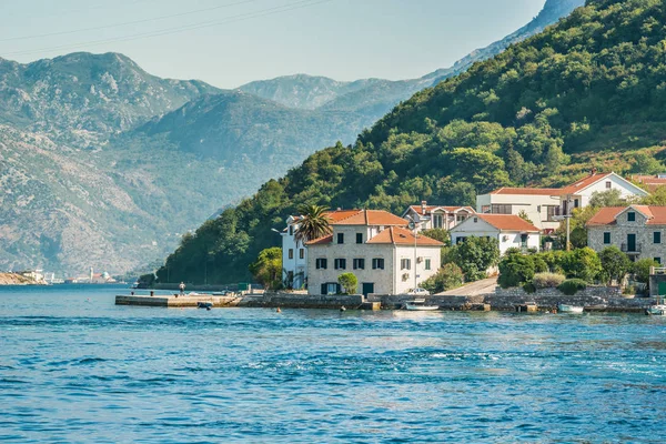 Vista de la costa desde el ferry que transporta coches y personas en Lepetane, Tivat, Montenegro . — Foto de Stock