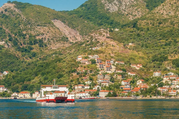 Transbordador de coches que une las ciudades de Herceg Novi y Kotor a través de la bahía de Kotor, Montenegro — Foto de Stock
