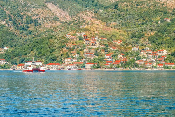 Οχηματαγωγά πλοία που συνδέουν τις πόλεις της Χέρτσεγκ Νόβι και Κότορ απέναντι στον κόλπο του Κότορ, Μαυροβούνιο — Φωτογραφία Αρχείου