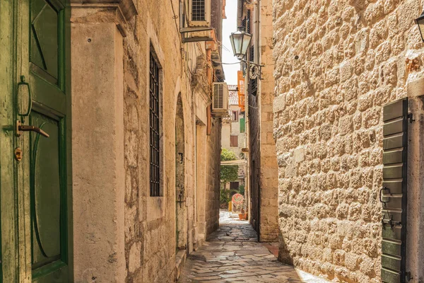 Bir sokak eski Kotor şehir. Eski Kotor bir Unesco Dünya Mirası Sit alanı ve ünlü bir turistik bir parçasıdır.