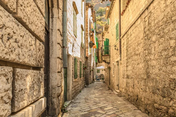 En gata i gamla staden Kotor. Den gamla delen av Kotor är ett Unesco-världsarv och en berömd turistattraktion. — Stockfoto