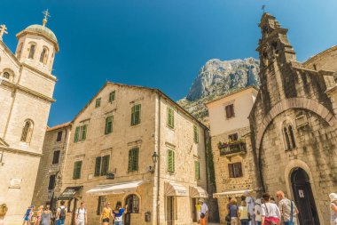 Kotor, Karadağ - 24 Ağustos 2017: Parçaları bina ve eski şehir Kotor, Karadağ, Aziz Nikolaos Kilisesi.