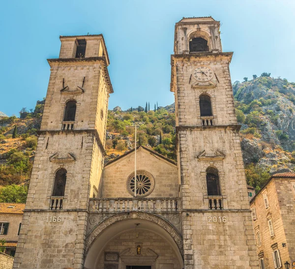 Kerk van Saint Tryphon in de oude stad van Kotor.Montenegro. — Stockfoto