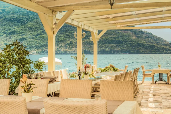 水の上の古いカフェのフラグメントは、おいしい地元料理と、ポドゴリツァ、モンテネグロのコトル湾の美しい景色を好きな観光地. — ストック写真