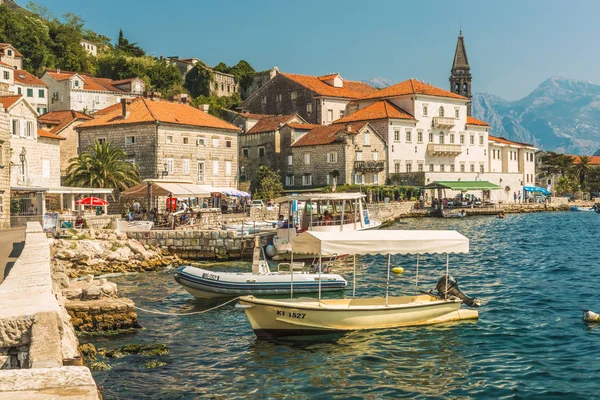 PERAST, MONTENEGRO - 24 de agosto de 2017: Vista del pequeño casco antiguo de Perast, Montenegro. Perast es una de las pintorescas ciudades de Kotor Bay . — Foto de Stock