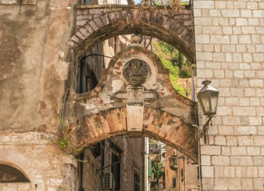 Kotor, Karadağ eski şehirdeki binaların parçaları.
