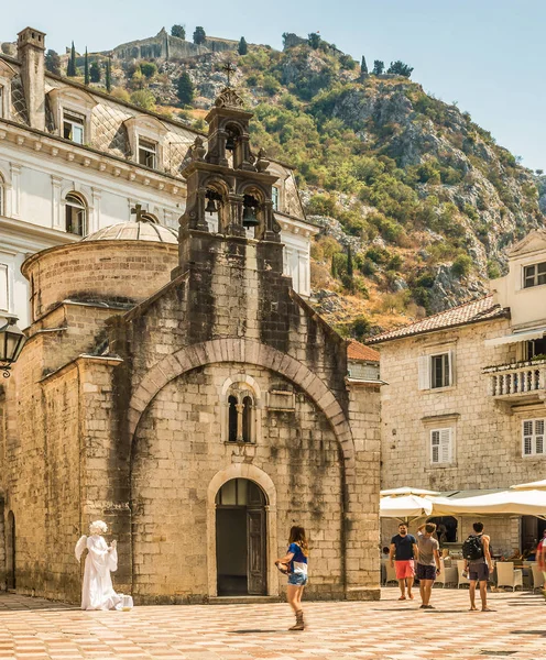 Kotor, Montenegro - 24 de agosto de 2017: Fragmentos de edificios y la iglesia de San Nicolás en el casco antiguo de Kotor, Montenegro . — Foto de Stock