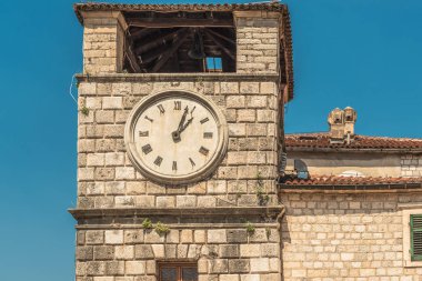 Eski şehir Kotor, Karadağ silah Square Saat Kulesi. Unesco Dünya Mirası Sit alanı ve ünlü bir turistik eski Kotor şehir olduğunu.