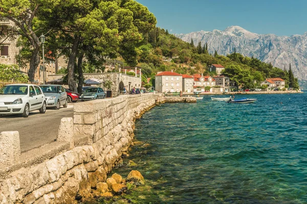 Vista del terraplén en la ciudad de Perast en Kotor Bay, Montenegro . — Foto de Stock