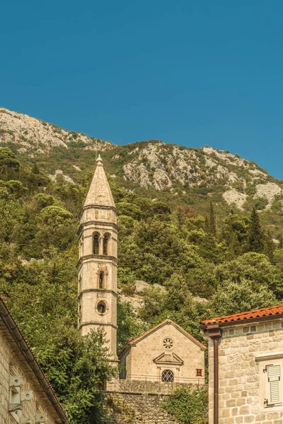 查看旧教堂在地中海城市在克罗地亚 Perast 科托尔湾，在意大利威尼斯的建筑风格和白砖. — 图库照片