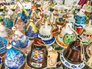 Kotor, Karadağ - 24 Ağustos 2017: Kotor, Karadağ eski şehirden Hatıra Eşyası yelpazesi. Hediyelik eşya ticaret - Kotor yazıtlar ve güzel çizimler ile çeşitli çan.