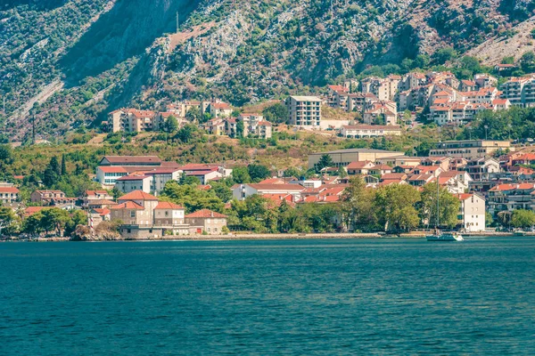 Fragmento de una hermosa ciudad pequeña en Kotor Bay, Montenegro . — Foto de Stock