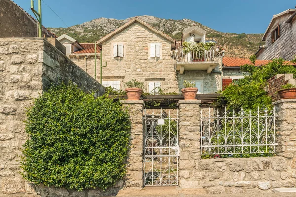 Perast, Karadağ - 24 Ağustos 2017: girişinde önünde güzel bir eski ev Perast, Karadağ.