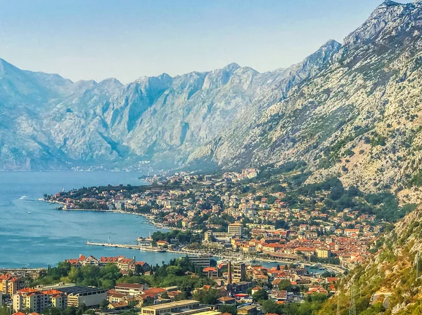 Kotor, Karadağ görünümünü. Kotor Koyu'ndaki Adriyatik Denizi, korunmuş bir Venedik Kalesi, eski küçük köyler, ortaçağ şehirlerinden ve pitoresk dağlar en güzel yerlerden biri.
