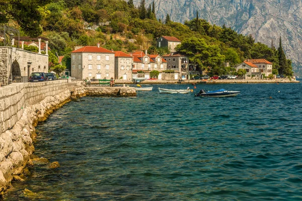 Perast, Muntenegru - 24 august 2017: Vedere a digului din orașul Perast din Golful Kotor . — Fotografie, imagine de stoc