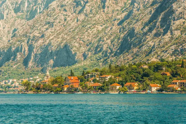 Fragmento de una hermosa ciudad pequeña en Kotor Bay, Montenegro . — Foto de Stock