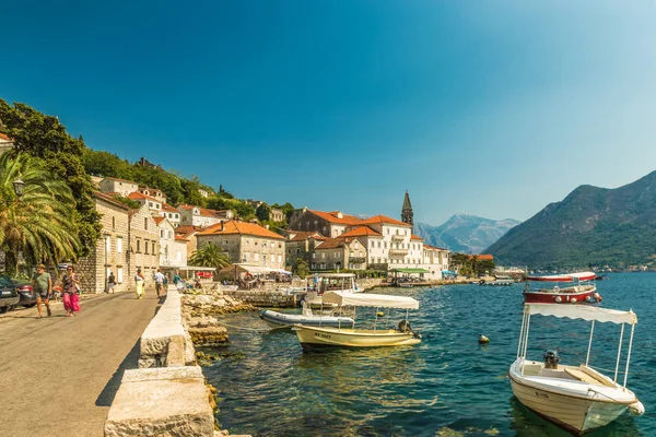 Perast, Montenegro - 24 de agosto de 2017: Vista del terraplén en la ciudad de Perast en Kotor Bay . — Foto de Stock