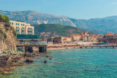 Budva, Karadağ - 18 Ağustos 2017: Modern sahil kasabası Budva, Karadağ, görünümü. Budva Adriyatik Riviera en iyi ve en popüler beldelerinden biridir. Budva'nın riviera güzel plaj.