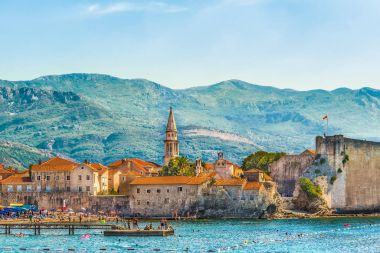 Budva, Karadağ - 18 Ağustos 2017: Görünümü Kalesi ve eski şehir. Balkanlar, Adriyatik Denizi, Europe.