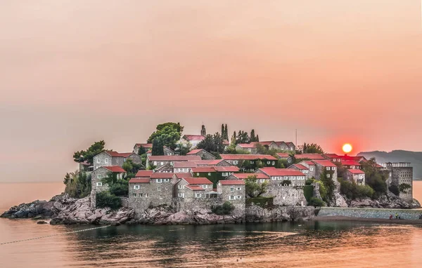 Hermosa vista de la isla-resort de San Esteban (Sveti Stefan) en la Riviera de Budva, Budva, Montenegro al atardecer . — Foto de Stock