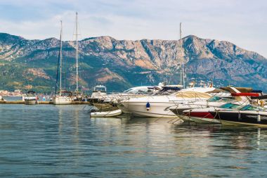  Yelkenli yat ve tekne dağlar sahil Budva, Budva Riviera kapalı manzaralı için iskele.
