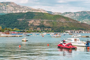  Karadağ, Budva - 20 Ağustos 2017: Pier için Yelkenli Yatlar ve dağlar sahil Budva, Budva Riviera kapalı manzaralı tekne.
