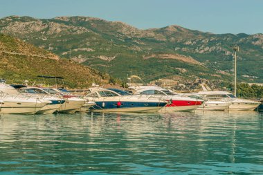 Yelkenli yat ve tekne dağlar sahil Budva, Budva Riviera kapalı manzaralı için iskele.
