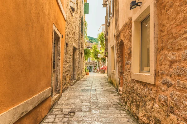 Oude stad Street Budva, Montenegro. — Stockfoto