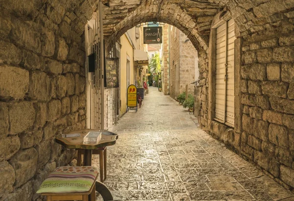 Budva, Montenegro - 22 augustus 2017: Oude stad Street Budva, Montenegro. De eerste vermelding van deze stad - meer dan 26 eeuwen geleden. We zien een zeer smal straatje, cafes, oude huizen, winkels. — Stockfoto