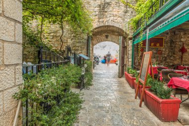 Budva, Karadağ - 22 Ağustos 2017: Old Town Street Budva, Karadağ. İlk söz bu şehrin - 26'dan fazla yüzyıllar önce. Gördüğümüz eski evleri, çok dar bir sokakta, kafeler, Mağazalar.