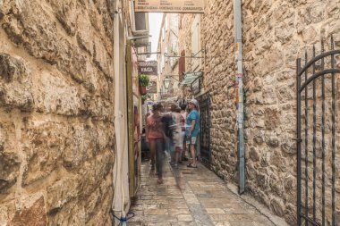 Budva, Karadağ - 22 Ağustos 2017: Old Town Street Budva, Karadağ. İlk söz bu şehrin - 26'dan fazla yüzyıllar önce. Gördüğümüz eski evleri, çok dar bir sokakta, kafeler, Mağazalar.