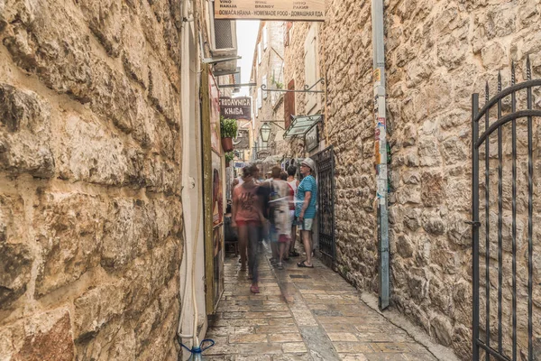 Budva, Karadağ - 22 Ağustos 2017: Old Town Street Budva, Karadağ. İlk söz bu şehrin - 26'dan fazla yüzyıllar önce. Gördüğümüz eski evleri, çok dar bir sokakta, kafeler, Mağazalar.