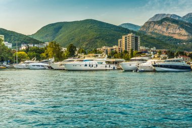  Pier için Yelkenli Yatlar ve Budva, Karadağ kıyıları dağ manzaralı tekne.