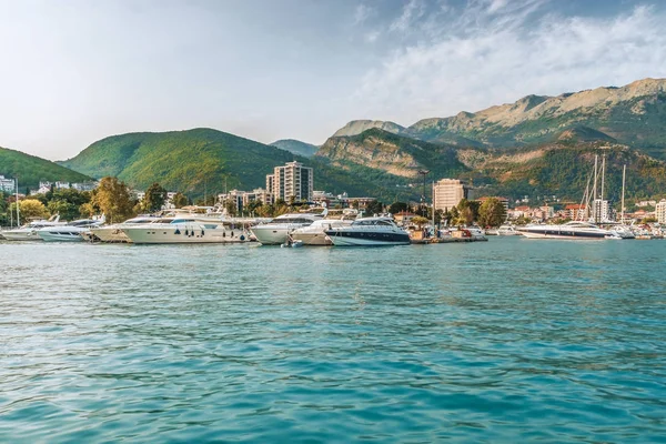 Pier için Yelkenli Yatlar ve Budva, Karadağ kıyıları dağ manzaralı tekne.