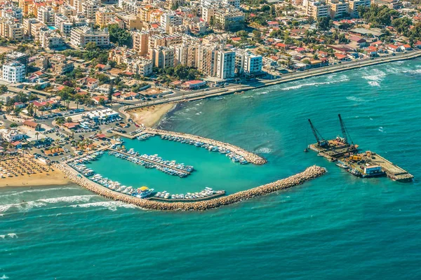 Kıbrıs Rum Kesimi 'nin Larnaca liman kenti. Uçaktan sahil şeridine, plajlara, limana ve Larnaka şehrinin mimarisine bakın..