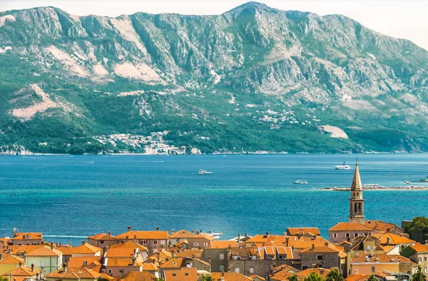 Ciudad de Budva, Montenegro. Una vista de los tejados de las casas del casco antiguo, las montañas y el mar Adriático . — Foto de Stock