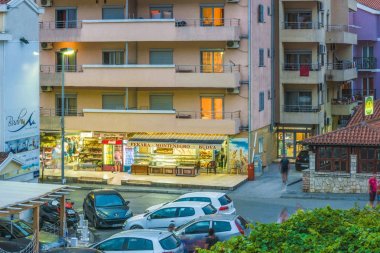 Budva, Karadağ - 17 Ağustos 2017: Modern akşam şehir Budva, Karadağ başlıca turistik merkezi parçası.