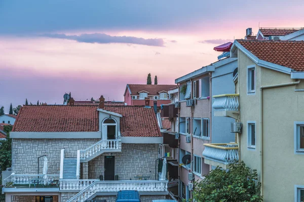 Vista da cidade moderna de Budva é o principal centro turístico de Montenegro . — Fotografia de Stock