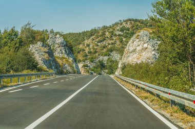 Otoban yol dağda, Karadağ.