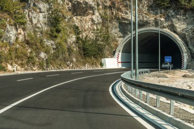 Budva, Karadağ - Ağustos 26, 2017: Karadağ dağlarında bir tünel üzerinden yeni bir yol.