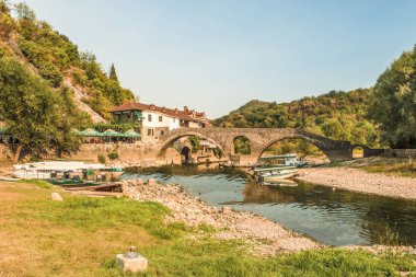 Budva, Karadağ - 26 Ağustos 2017: Eski Crnojevica kemerli taş köprü Nehri üzerinde Karadağ.
