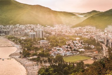 Budva, Karadağ - 26 Ağustos 2017: Görünümünü plajlar ve oteller güneşin ışınları Budva Rivierası'nda. Popüler bir tatil beldesi Karadağ.
