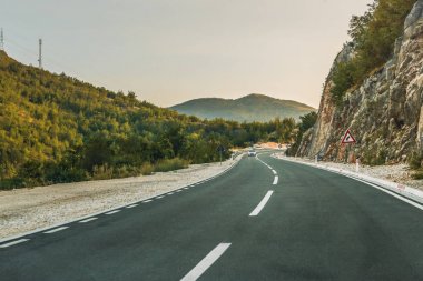 Otoban yol dağda, Karadağ.