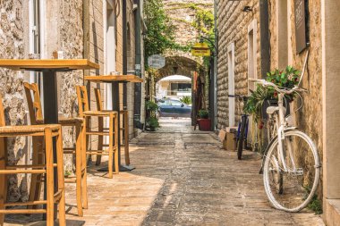 Budva, Karadağ - 28 Ağustos 2017: Old Town Budva, Karadağ. İlk söz bu şehrin - 26'dan fazla yüzyıllar önce. Gördüğümüz eski evleri, çok dar bir sokakta, kafeler, Mağazalar.