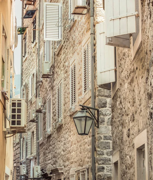 Old Town Street Budva, Montenegro. La primera mención de esta ciudad - hace más de 25 siglos. Vemos casas antiguas, una calle muy estrecha . — Foto de Stock