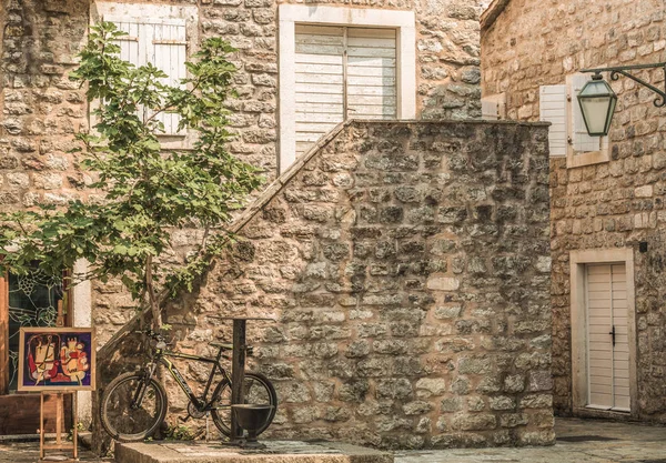 Budva, Montenegro - 28 de agosto de 2017: Fragmento de los edificios del casco antiguo de Budva, Montenegro. La primera mención de esta ciudad es hace más de 2600 años . — Foto de Stock