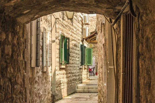Oude stad Budva, Montenegro. De eerste vermelding van deze stad - meer dan 25 eeuwen geleden. Zien we de oude huizen, een zeer smal straatje. — Stockfoto