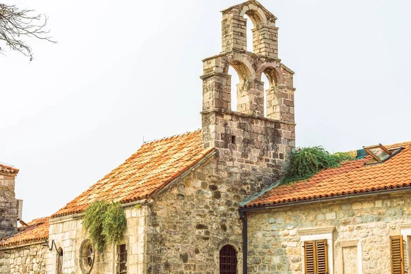 Paisagem da cidade velha Budva: Antigas muralhas e telhado de azulejos vermelhos. Montenegro, Europa . — Fotografia de Stock